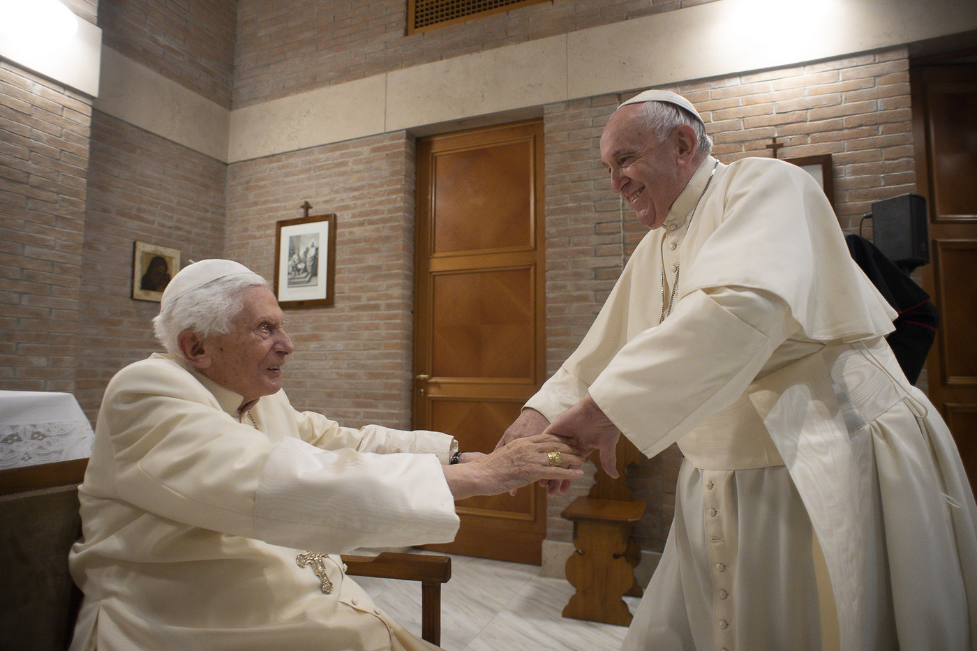 Papa prega per Benedetto XVI: “E’ molto malato”