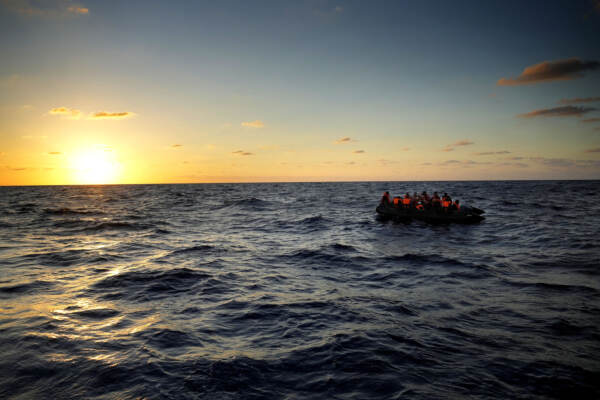 Migranti, operazione di salvataggio della ONG spagnola Open Arms nella zona SAR libica