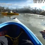 Usa, pilota in torrente ghiacciato: salvataggio in kayak
