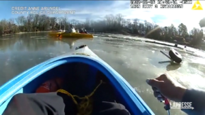 Usa, pilota in torrente ghiacciato: salvataggio in kayak