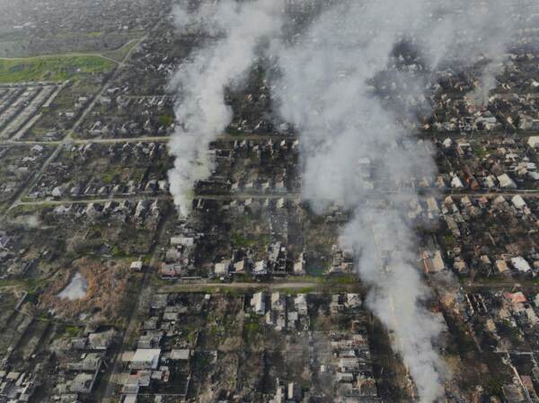 Ucraina - Fumo dopo gli attacchi russi nella periferia di Bakhmut