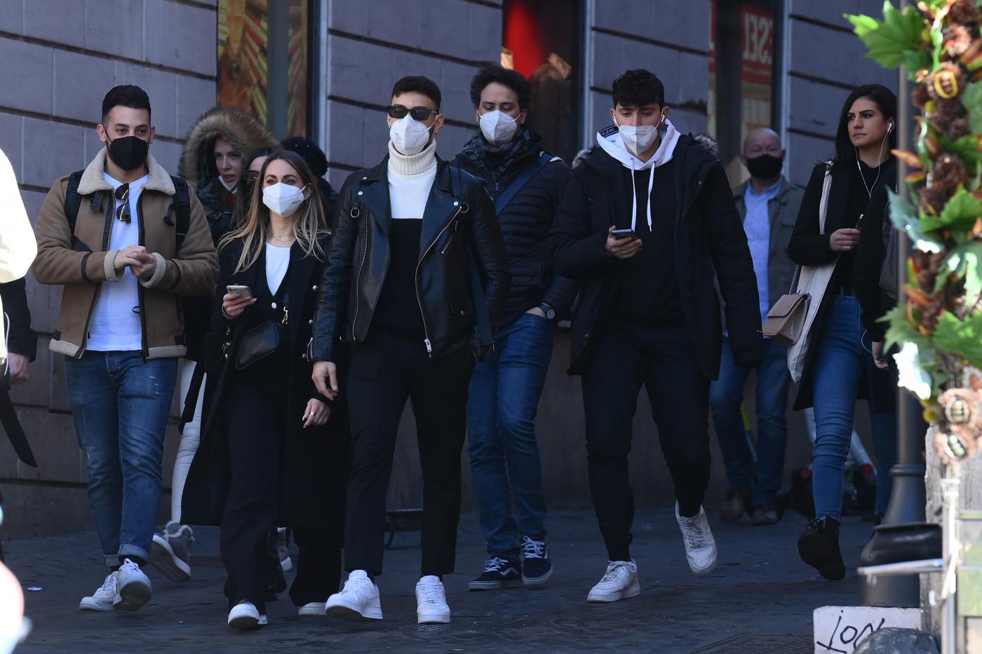 Covid, M5s: “Meloni oggi scopre utilità mascherine”
