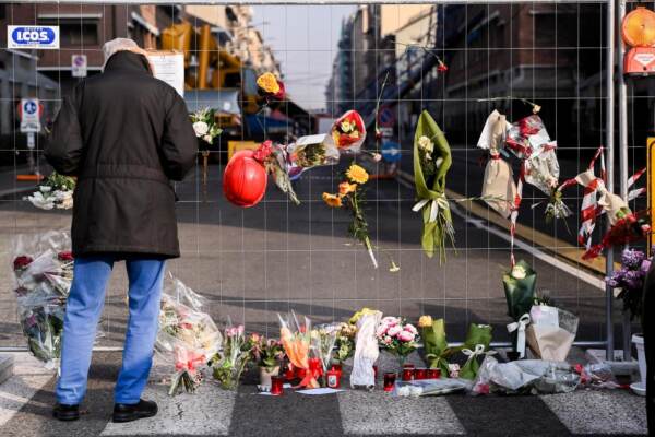 Torino, crollo della gru in via Genova: periti al lavoro nella zona dell'incidente