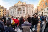Roma, turisti per le strade della Capitale durante le festività natalizie