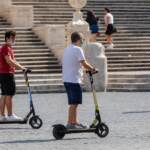 Codice strada, Salvini: “Obbligo targa e casco per monopattini”