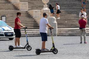 MONOPATTINO ELETTRICO SULLE STRADE DI ROMA