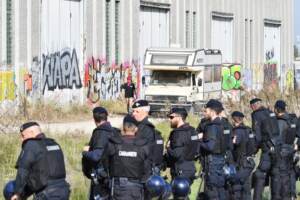 Rave party di Halloween in un capannone a Modena: iniziato lo sgombero