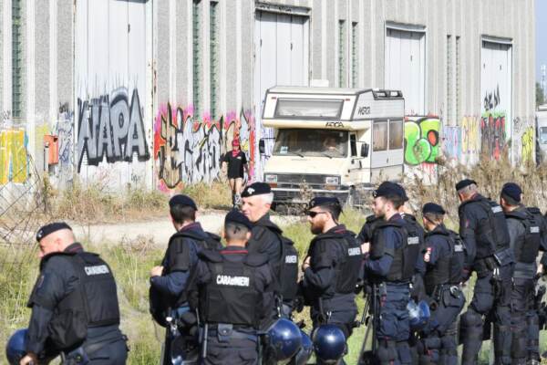 Rave party di Halloween in un capannone a Modena: iniziato lo sgombero