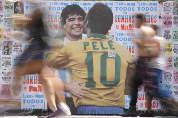 Brasile, murales che raffigura l'abbraccio tra Pelè e Maradona a San Paolo