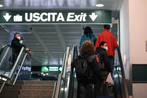 I tamponi all'Aeroporto di Milano Malpensa per i passeggeri dei voli in arrivo dalla Cina