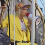 Vivienne Westwood, la stilista in gabbia per Assange