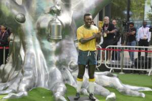 Début de la veillée funèbre de Pelé au stade du Santos FC
