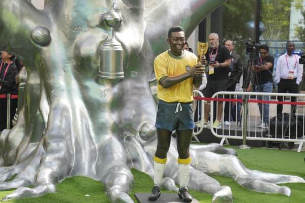 Début de la veillée funèbre de Pelé au stade du Santos FC