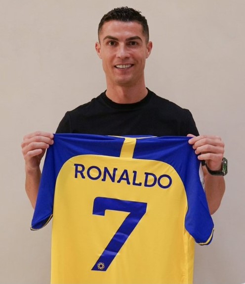 Ronaldo s’engage avec le club saoudien d’Al-Nassr jusqu’en 2025