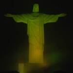 Pelé, Cristo Redentore si illumina per il Re