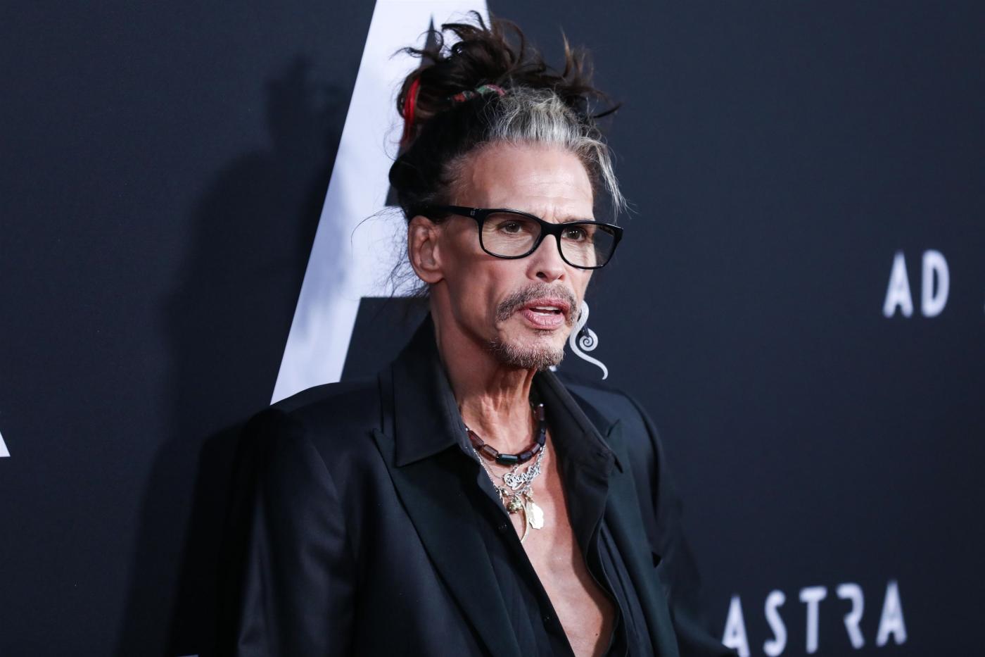 Steven Tyler, accuse di abusi da una donna