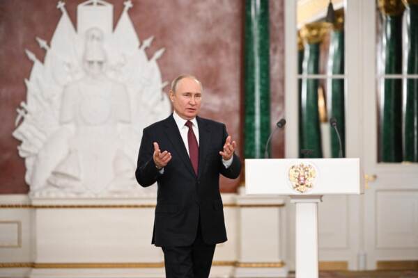 Putin in conferenza stampa per l’attuazione della politica giovanile