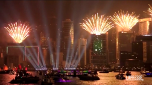 Hong Kong, spettacolari fuochi d’artificio per il 2023