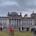 Ratzinger, bandiere a mezz’asta al Reichstag a Berlino