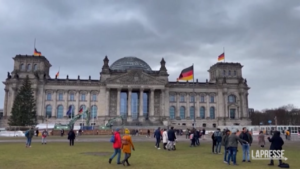 Ratzinger, bandiere a mezz’asta al Reichstag a Berlino