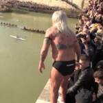 Roma, il tuffo di Mister Ok nel Tevere per salutare il 2023