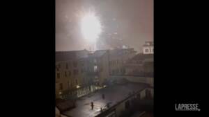Capodanno, fuochi d’artificio sui tetti di Milano