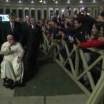 Papa Francesco in piazza San Pietro tra i fedeli