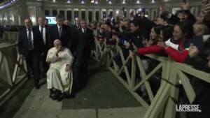 Papa Francesco in piazza San Pietro tra i fedeli