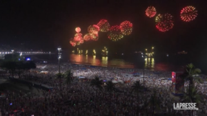 Capodanno, migliaia sulla spiaggia di Copacabana