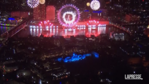 Capodanno, lo spettacolo dei fuochi d’artificio a Londra