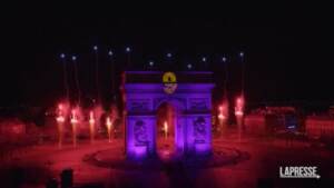 Capodanno, i festeggiamenti a Parigi