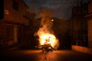 Pasqua, a Caracas brucia il manichino di Trump e dei 'Giuda' politici