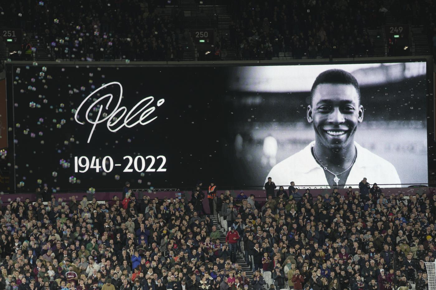 Pelé, feretro nello stadio del Santos