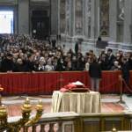 Ratzinger, migliaia a San Pietro per Benedetto XVI