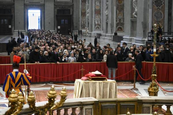 Vaticano - La salma di Benedetto XVI in Basilica per l\'omaggio dei fedeli