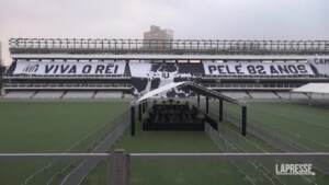 Pelé, la salma di O Rey al centro del campo del Santos