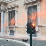 Roma, ambientalisti imbrattano Senato con vernice rossa