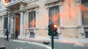 Roma, ambientalisti imbrattano Senato con vernice rossa
