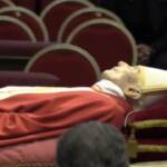 Ratzinger, in centinaia alla venerazione della salma