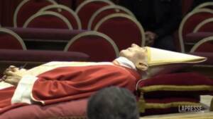 Ratzinger, in centinaia alla venerazione della salma