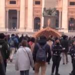 Ratzinger, fedeli in coda per l’ultimo saluto a San Pietro
