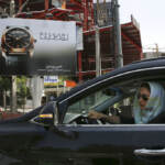 Iran, polizia controlla uso velo alla guida