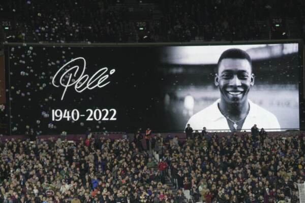 Infantino veut demander aux membres de la FIFA de baptiser un stade au nom de Pelé