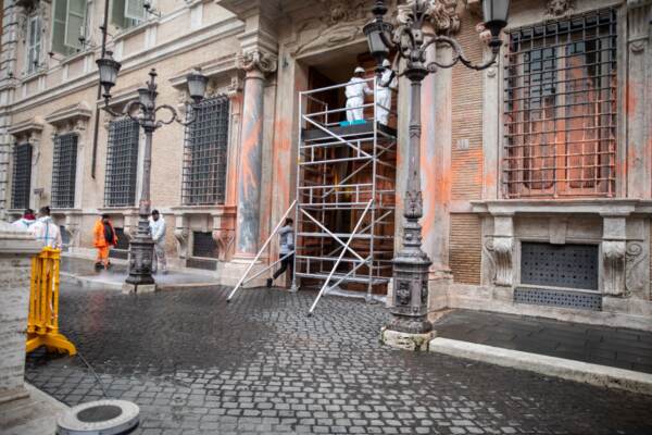 Roma, ambientalisti imbrattano Senato