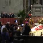 Ratzinger, fedeli rendono omaggio alla salma