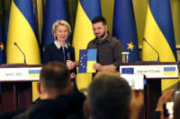 Ucraina, il presidente Zelensky in conferenza con la presidente della Commissione UE Ursula von der Leyen a Kiev