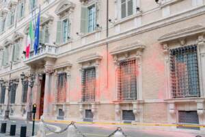Atto vandalico contro la facciata di Palazzo Madama