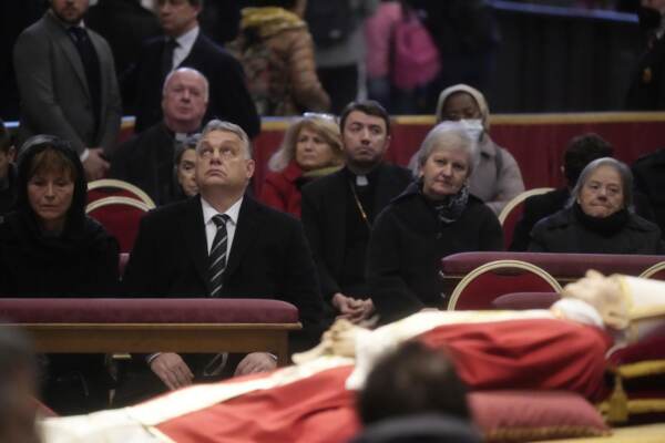 Viktor Orban rende omaggio alle spoglie di Benedetto XVI in Vaticano