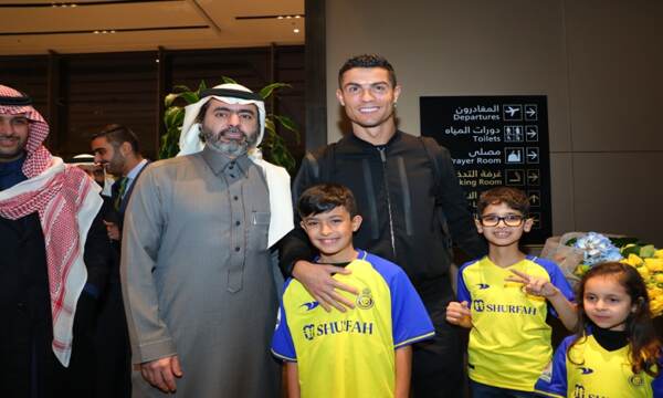 Foot: Cristiano Ronaldo reçu en grande pompe en Arabie Saoudite