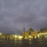 Ratzinger, l’alba su San Pietro nel secondo giorno di veglia